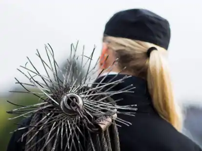 Das klassische Kaminkehren macht heutzutage nur noch einen kleinen Teil der Arbeit von Schornsteinfegern aus.