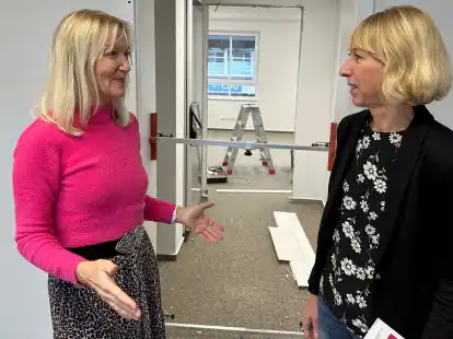 Arbeiten k&uuml;nftig noch intensiver zusammen: Bildungswerk-Gesch&auml;ftsf&uuml;hrerin Nicola Fuhler (links) stellte Renate Hitz, Leiterin der &bdquo;Koordinierungsstelle Frauen und Wirtschaft&ldquo;, w&auml;hrend des Umzuges das neue Domizil und ihr k&uuml;nftiges B&uuml;ro vor.