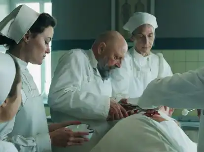 Krankenschwester Johanna Gabathuler (Dominique Devenport, 2.v.l) assistiert Professor Tschudi (Pierre Siegenthaler, M) bei einer OP.