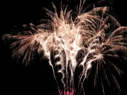 Ein Feuerwerk ist h&uuml;bsch anzusehen. Beim Abfeuern von Raketen und auch beim Nutzen von Knallern sollte einiges beachtet und Gesetze befolgt werden.