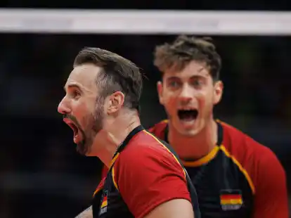 Volleyballer Georg Grozer (v) feiert in einem Spiel einen Punktgewinn.
