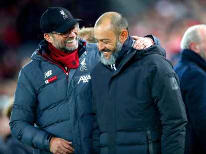 Der 49-j&auml;hrige Nuno Esp&iacute;rito Santo (r) ist neuer Trainer von Nottingham Forest.