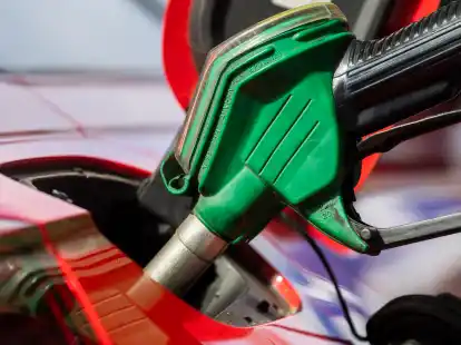 Ein Auto wird an einer Tankstelle betankt. Der Anstieg des CO2-Preises f&uuml;hrt auch bei St&auml;dten und Gemeinden zu h&ouml;heren Energiekosten.