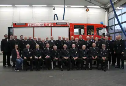 Zum Abschluss ein Erinnerungsfoto: die Alterskameraden aus den vier Aper Feuerwehren mit den Ortsbrandmeistern und deren Stellvertretern, der stellvertretenden B&uuml;rgermeisterin Thalke Ehlers, dem stellvertretenden Kreisbrandmeister Mathias Sielmann, Gemeindebrandmeister Hartmut Bollen und seinem Stellvertreter Dennis Otte.