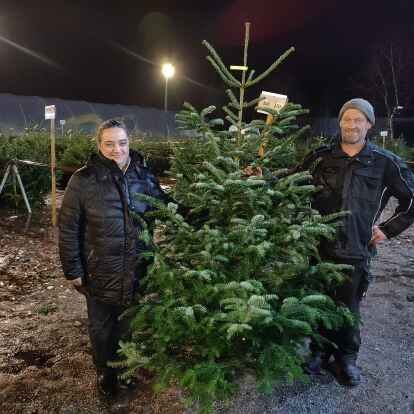 Carolin und Rainer Jan&szlig;en verkaufen seit mehr als 20 Jahren Weihnachtsb&auml;ume in Wiesmoor.