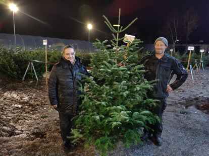 Carolin und Rainer Jan&szlig;en verkaufen seit mehr als 20 Jahren Weihnachtsb&auml;ume in Wiesmoor.