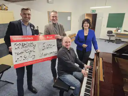 Von der 5000-Euro-Spende der LzO-Stiftung hat die Musikschule des Landkreises einen Fl&uuml;gel angeschafft. Musikschulleiter Gerson Stiening lie&szlig; ihn f&uuml;r (stehend von links) Wildeshausens LzO-Filialleiter Marcel Fiedler sowie J&ouml;rg Niemann und Astrid Grotel&uuml;schen vom Stiftungsrat erklingen.