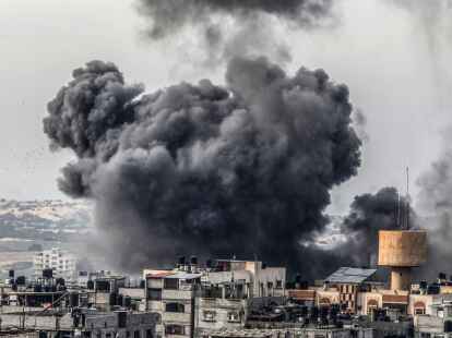 Rauch steigt nach einem israelischen Luftangriff in Rafah auf.