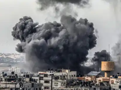 Rauch steigt nach einem israelischen Luftangriff in Rafah auf.