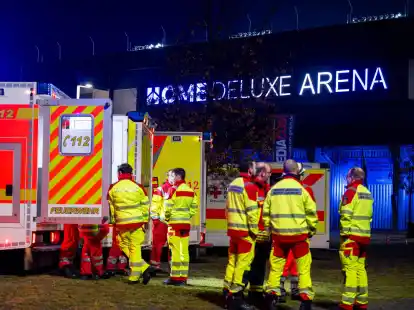 Sanit&auml;ter stehen vor dem Stadion beim Spiel des SC Paderborn gegen Rostock. 38 Personen hatten sich bei den Vorf&auml;llen verletzt.