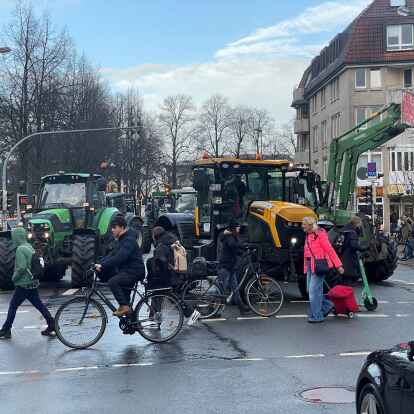 Trecker-Demo in Oldenburg: Landwirte haben am Mittwoch den Verkehr in der Innenstadt blockiert.