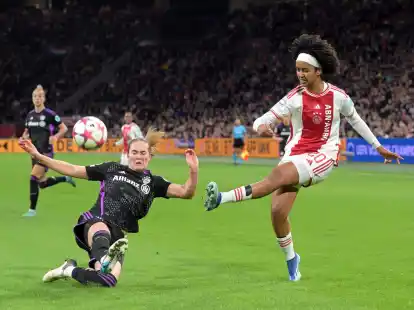 Bayern-Spielerin Sydney Lohmann (l) im Zweikampf mit Lily Yohannes.