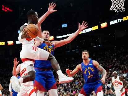 Dennis Schr&ouml;der (17) von den Toronto Raptors versucht an Nikola Jokic (15) und Michael Porter Jr. (1) von den Denver Nuggets vorbeizukommen.