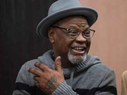 Glynn Simmons verl&auml;sst das Gerichtsgeb&auml;ude.  Nach 48 Jahren Haft ist er in Oklahoma f&uuml;r unschuldig erkl&auml;rt worden.