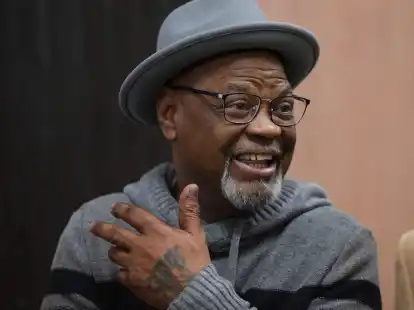 Glynn Simmons verl&auml;sst das Gerichtsgeb&auml;ude.  Nach 48 Jahren Haft ist er in Oklahoma f&uuml;r unschuldig erkl&auml;rt worden.