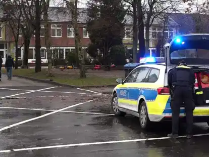 Ein Polizeiauto steht vor dem Geb&auml;ude einer  Grund- und Hauptschule in L&uuml;dingworth. Dort hat ein M&auml;dchen ein anderes mit einem Messer schwer verletzt.