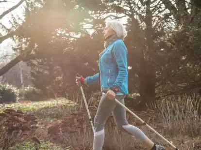 Osteoporose tritt bei Frauen h&auml;ufiger auf als bei M&auml;nnern. Eine wichtige Ma&szlig;nahme zur Reduzierung des Osteoporose-Risikos ist regelm&auml;&szlig;ige k&ouml;rperliche Aktivit&auml;t.