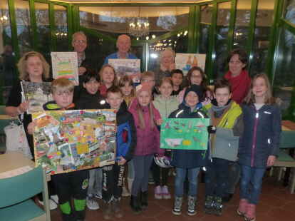 Mitglieder der B&uuml;rgerstiftung Schortens pr&auml;mierten die Ergebnisse des Kunstwettbewerbs &bdquo;Schortens &ndash; Meine Welt&ldquo;.