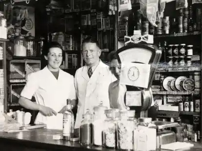 Kaufmann Rudolf Kittel und Frau Gerda er&ouml;ffneten ihr Gemischtwarenladen am Marktplatz im Jahr 1950 noch mit Tresengesch&auml;ft.