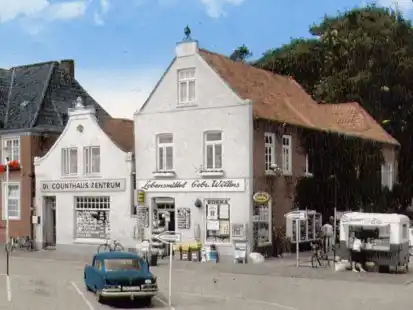 Rudolf und Gerda Kittel betrieben ab 1950 den kleinen Lebensmittelmarkt am Esenser Marktplatz. Rechts daneben der Schirmer-Eiswagen.