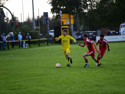 Der TuS Strudden (in Gelb) verlor das Heimspiel gegen den direkten Konkurrenten Aurich. Trainer Thilo Jan&szlig;en sprach danach von der schw&auml;chsten Saisonleistung.