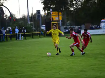 Der TuS Strudden (in Gelb) verlor das Heimspiel gegen den direkten Konkurrenten Aurich. Trainer Thilo Jan&szlig;en sprach danach von der schw&auml;chsten Saisonleistung.