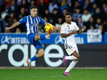 Rodrygo (r) von Real Madrid k&auml;mpft mit Andoni Gorosabel von Alaves um den Ball.
