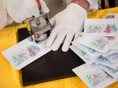 Der Nikolaus im Nikolauspostamt stempelt Briefe, die Kinder als Antwort auf ihre Briefe bekommen.