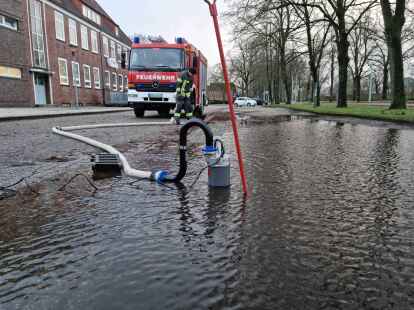 An der Kooperativen Gesamtschule Wiesmoor war Donnerstag ein Teilbereich des Parkplatzes an der Schulstra&szlig;e durch die anhaltenden Regenf&auml;lle &uuml;berschwemmt. Mit zwei Tauchpumpen legten die Einsatzkr&auml;fte den Parkplatz wieder trocken.