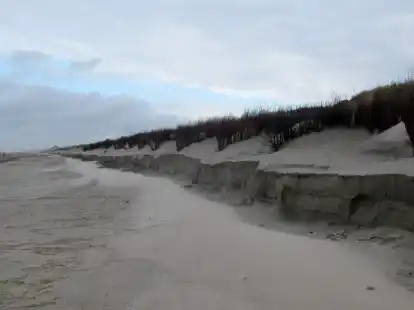 Die Abbruchkante, die der Sturm hinterlassen hat, ist imposant. Welche Folgen sie f&uuml;r die Zukunft hat, ist noch nicht bekannt.
