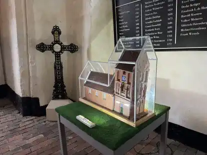 Die Liebe zum Detail machte es m&ouml;glich. Jeder Nagel, jede Verzierung und jedes Ornament entsprechen dem Original. Hier ist die T&uuml;r des Modells zum Kirchturm zu sehen.