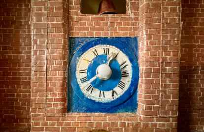 F&uuml;r die Konstruktion der Kirchturmuhr hat Hans Sikora in einem Emder Gesch&auml;ft eine K&uuml;chenuhr gekauft, das Uhrwerk entnommen und in das Modell eingebaut. Bild: Wilke Mennennga