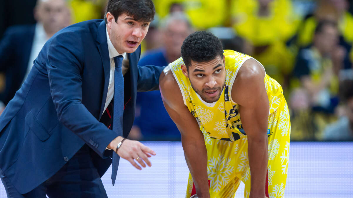 EWE Baskets Oldenburg gegen MBC Weißenfels Trainer Pedro Calles muss