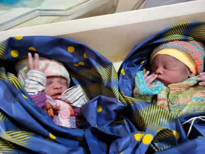 Die Zwillinge: Sie wurden per Kaiserschnitt geholt und Gisela Bednarek hat alles gefilmt.