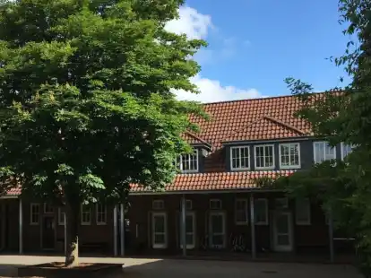 F&uuml;r den Neubau der Grundschule Kirchhatten (Bild) sind Haushaltsmittel eingeplant &ndash; f&uuml;r die Grundschule Sandkrug wurden f&uuml;r 2024 immerhin Planungskosten  ber&uuml;cksichtigt.