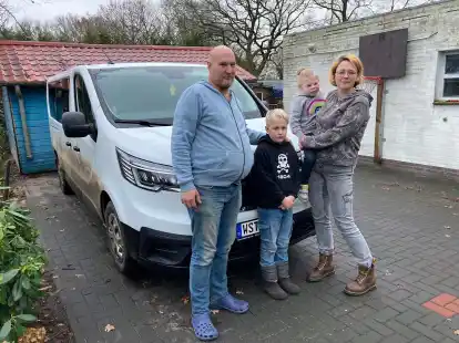 Der Bus wird viel genutzt &ndash; das sieht man ihm deutlich an: Familie K&ouml;nig vor ihrem neuen Gef&auml;hrt, welches das Familienleben erleichtert und gerade auch Sohn Lukas neue M&ouml;glichkeiten er&ouml;ffnet.