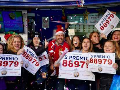 Gewinner der Weihnachtslotteriepreise feiern vor einer Lottoannahmestelle in M&aacute;laga.