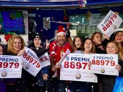 Gewinner der Weihnachtslotteriepreise feiern vor einer Lottoannahmestelle in M&aacute;laga.