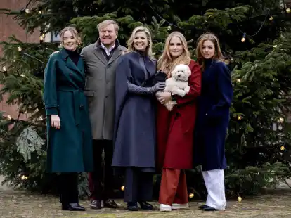 K&ouml;nig Willem-Alexander (2.v.l-r) und K&ouml;nigin M&aacute;xima der Niederlande stehen zusammen mit den Prinzessinnen Amalia (l), Prinzessin Alexia&nbsp;(2.v.r), Prinzessin Ariane und Hund Mambo.