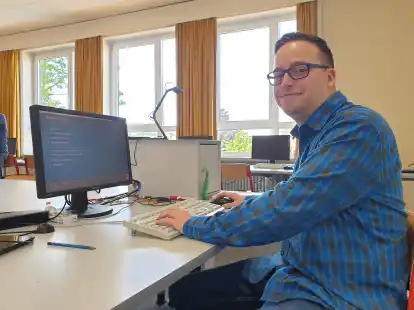 Einer f&uuml;r alle: Mike von Dreele k&uuml;mmert sich seit 2020 als Systemadministrator um die Digitalisierung in den Rasteder Schulen.