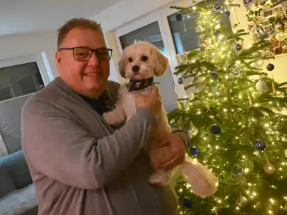 Weihnachtsfan Michael Th&uuml;rnau mit seinem Hund Fiete: Der wird bei den Feierlichkeiten nat&uuml;rlich nicht fehlen.