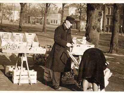 <p>                So ging es los: Martin Weinert (Opa von Rudolf Weinert) mit seinem ersten Stand. Bild: Weinert             </p>
