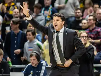 Headcoach Israel Gonzalez und Alba Berlin kassierten gegen Fenerbahce eine Niederlage.