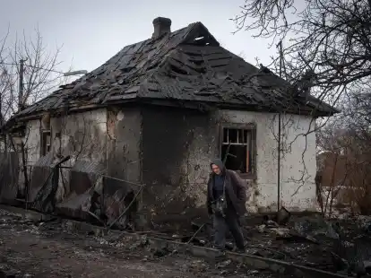 Ein Anwohner geht an einem Haus vorbei, das von einem russischen Raketenangriff besch&auml;digt wurde.