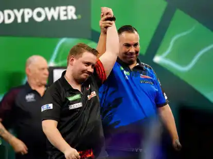 Martin Schindler jubelt nach seinem Sieg &uuml;ber Jermaine Wattimena (r).