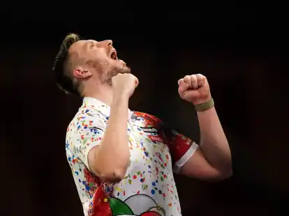 Emotionaler Moment: Florian Hempel feiert seinen Sieg gegen Dimitri van den Bergh.