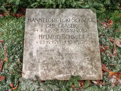 Das Grab von Helmut und Hannelore Schmidt auf dem Friedhof in Hamburg-Ohlsdorf.