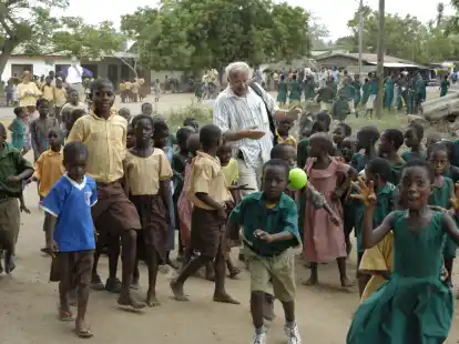 Jochen Ewald, Mitbegr&uuml;nder des Freundeskreises Weser-Ems, im Jahr 2008 inmitten einer Kinderschar in Ghana. Bei dem Besuch in dem westafrikanischen Land konnten sich die Jeveraner davon &uuml;berzeugen, wie segensreich die Entwicklungsarbeit durch Kleinkredite wirkt.