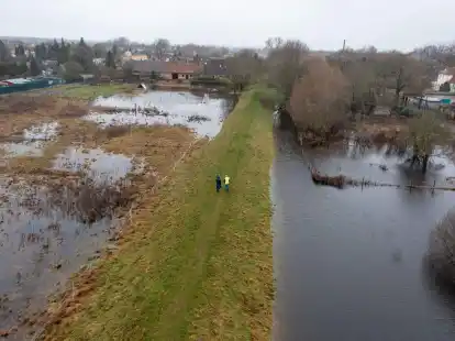 Mitarbeiter des Landesbetriebs f&uuml;r Hochwasserschutz in Wolmerstedt in Sachsen-Anhalt laufen einen Deich ab.