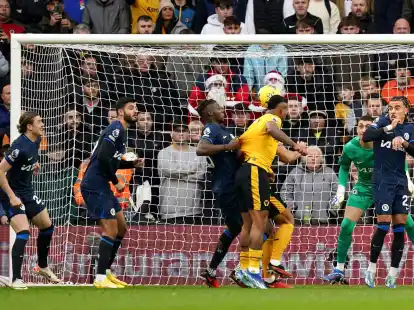 Mario Lemina (3.v.r) brachte Wolverhampton gegen Chelsea in F&uuml;hrung.